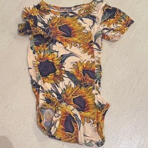 GUC posh peanut sunflower onesie size 18 to 24 months
Bamboo soft chic love 🌻🩷